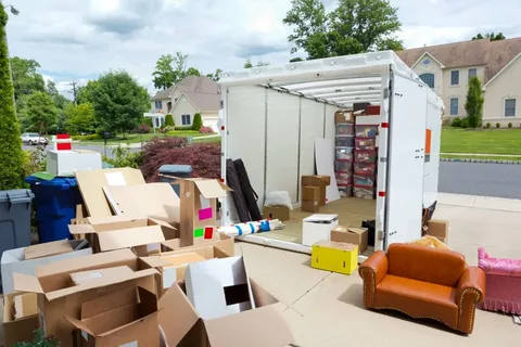 Expert movers help you pack, load, and transport your belongings safely with organized, secure storage solutions.
